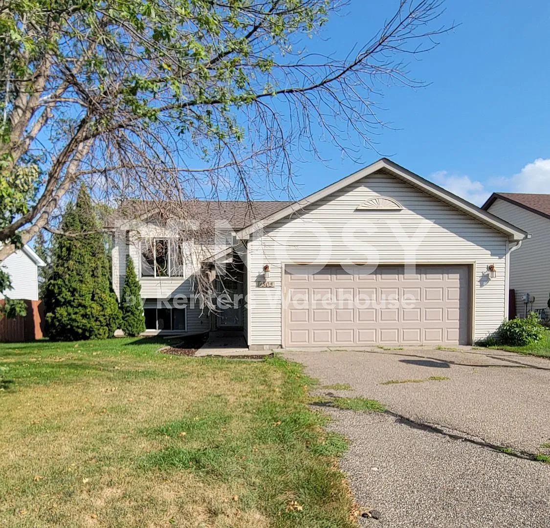 Available Now 4 Bedroom 2 Bath Single Family Home in Shakopee — Photo 1