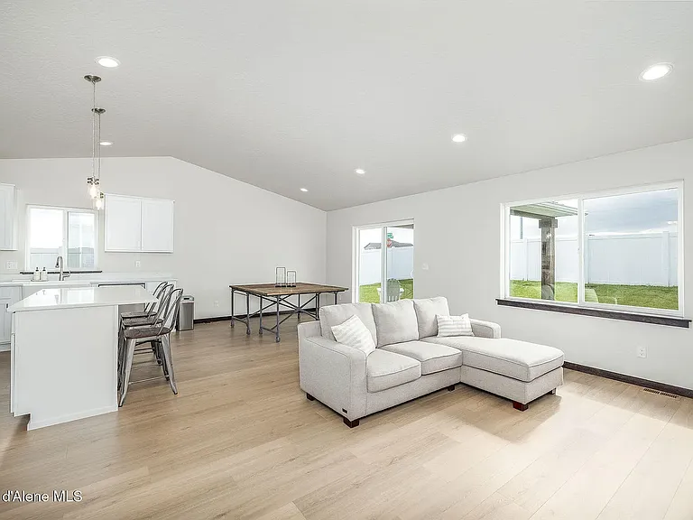 6407 W Bowmore Ln — Photo 7