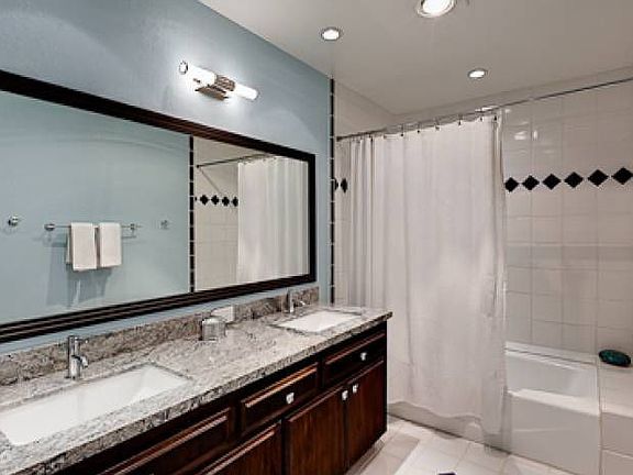 4th image of 2930 Montrose Ave APT 114
