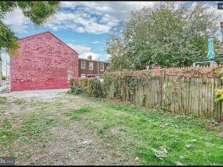 139 N Queen St #A — Photo 15
