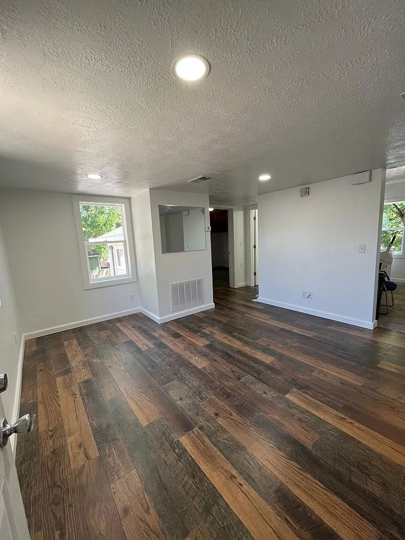 Recently Updated 2 Bed/1 Bath Upper Level Duplex Near Downtown! — Photo 3