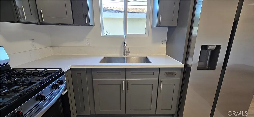 3 bed, 850 sqft, $3,000 — Photo 4