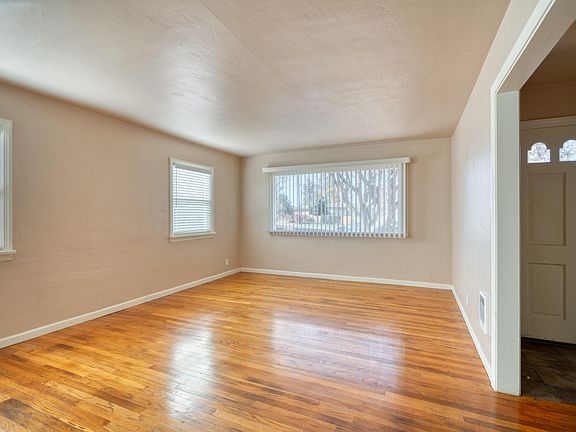 4th image of 554 NW Canyon Dr
