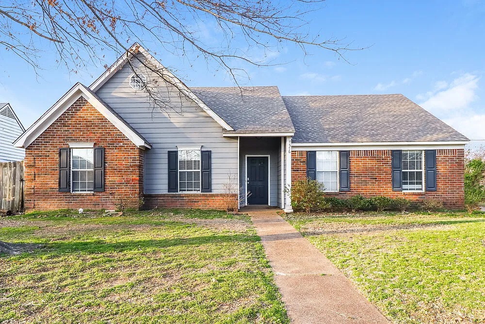 3 bed, 2.0 bath, 1227 sqft, $1,605 — Photo 1