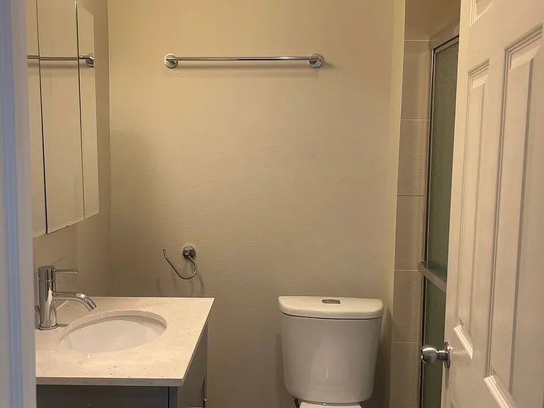 Great Location with Full Washer and Dryer in Unit and Full Kitchen! — Photo 44