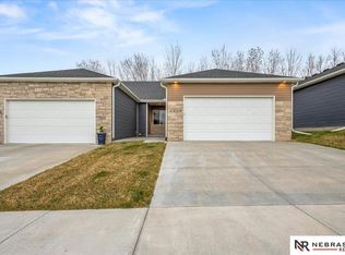 1719 NW 52nd St, Lincoln, NE 68528
