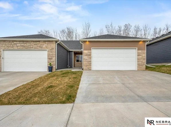 1719 NW 52nd St, Lincoln, NE 68528