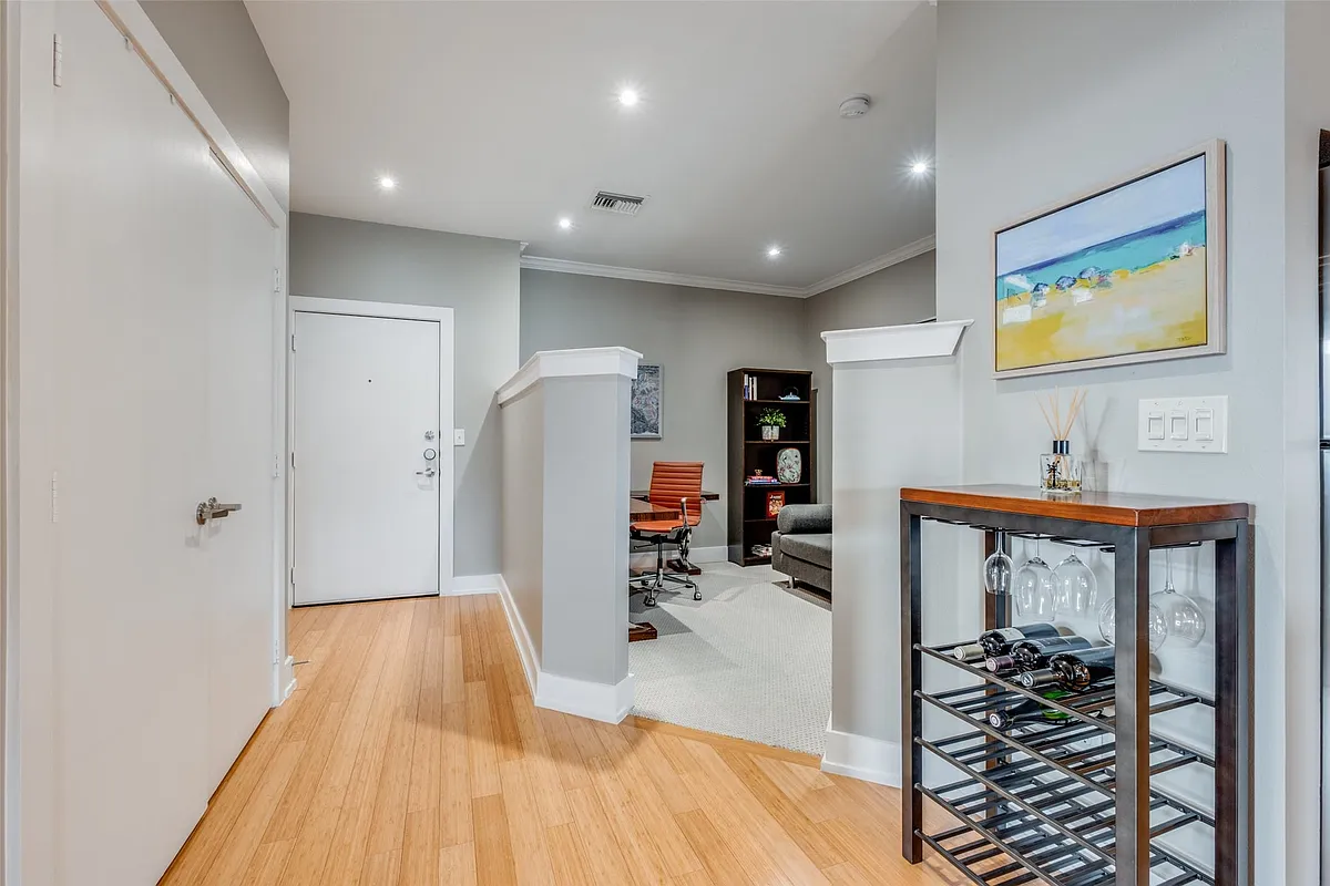 Building Photo - 4333 Gilbert Ave #321