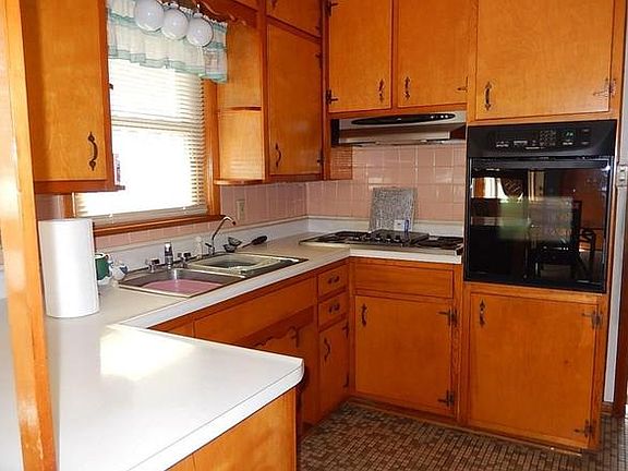 4th image of 204 Meadow Vue Court North Dr