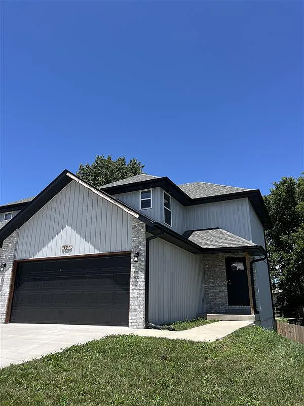 3 bed, $1,525 — Photo 2