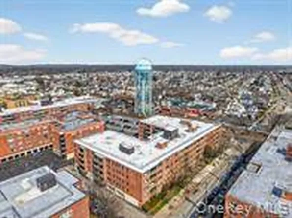 100 Clinton Ave APT 4R, Mineola, NY 11501