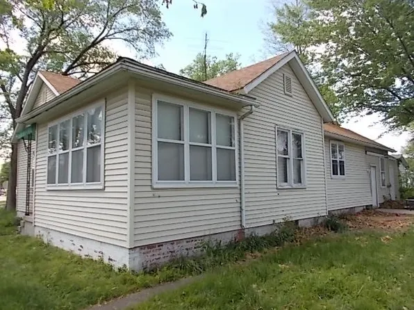 206 E 3rd St, Pana, IL 62557