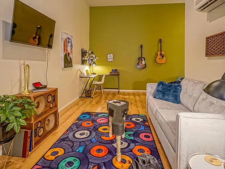 115ct - Bricklight Courtyard Apartments — Photo 4