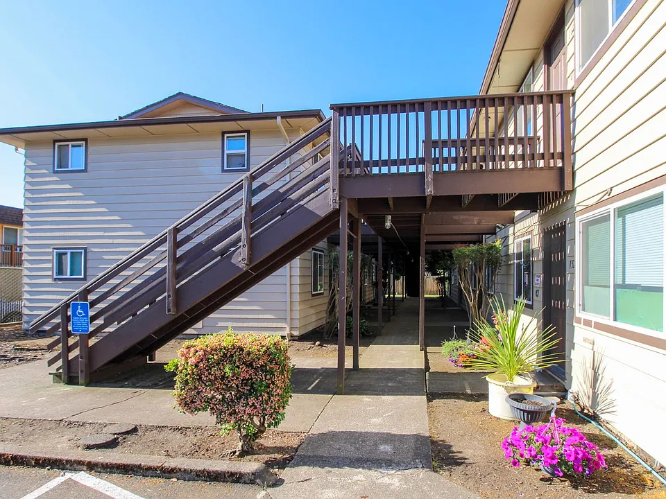 132-168 Sunset Ave N