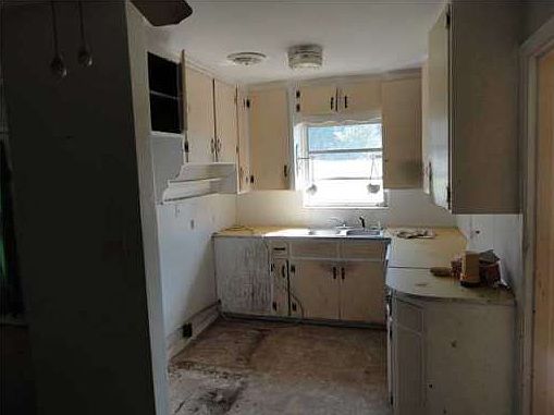 3rd image of 209 Saint Regis Dr