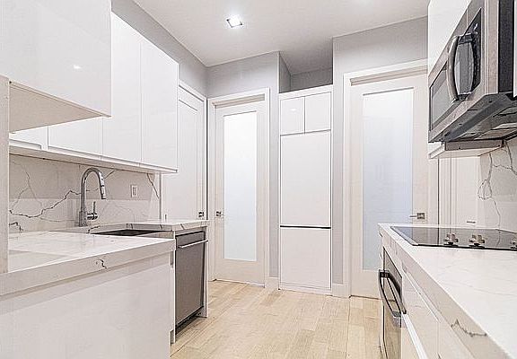 2nd image of 122 E 37th St #1R