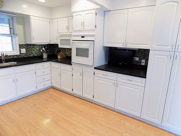 3rd image of 850 Twisted Oak Ln