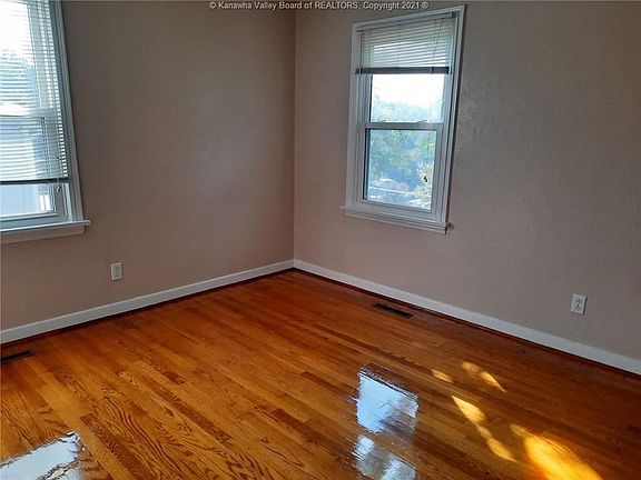 3rd image of 914 Scenic Dr