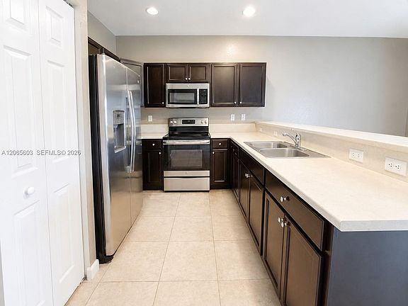 4th image of 413 SE 32nd Ter #413