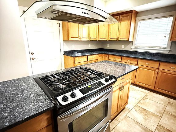 5th image of 1046 Mockingbird Road