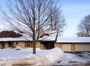 5380 S Honey Creek Dr, Greenfield, WI 53221