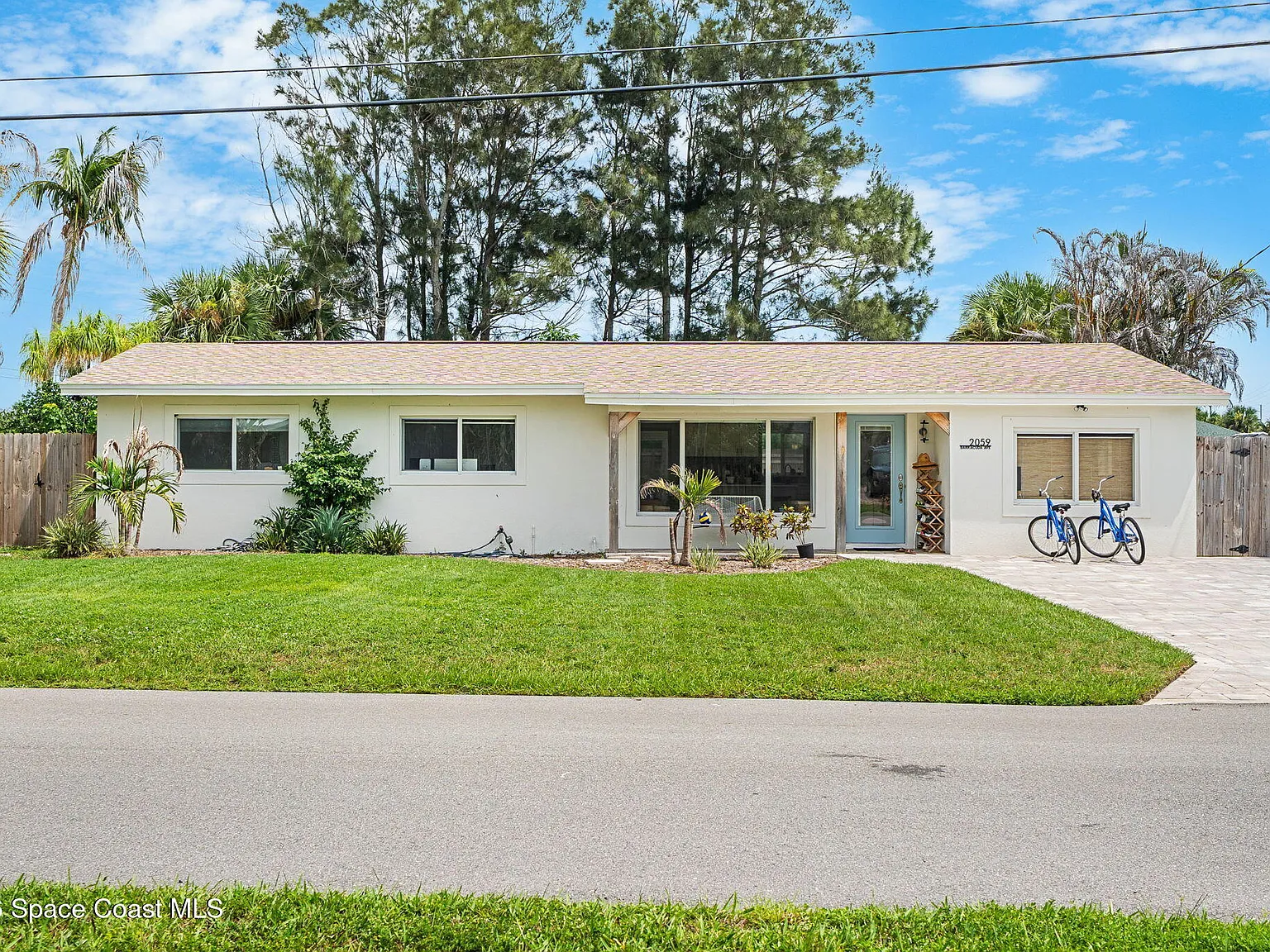 3 bed, 2.0 bath, 1400 sqft, $3,500 — Photo 1