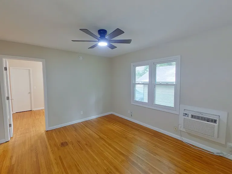 322 N Spruce St — Photo 2