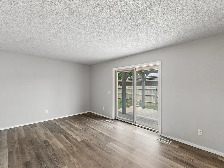 101 Oakside Dr — Photo 2