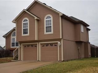 601 Westview Dr, Grain Valley, MO 64029