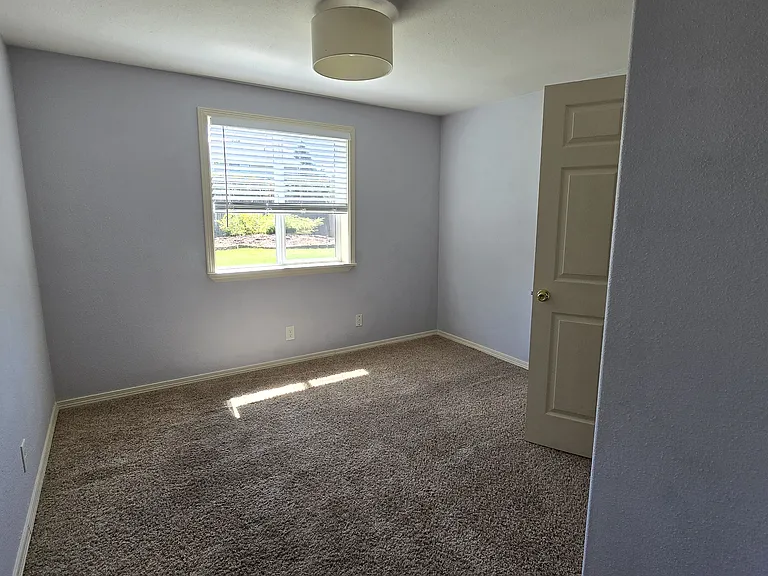 702 Montgomery St — Photo 30