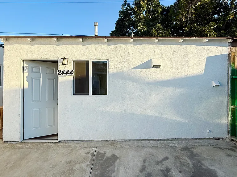 2444 Iowa Ave #B — Photo 9