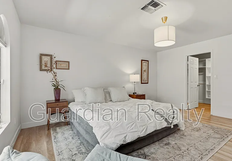 3007 La Mesa Dr — Photo 5
