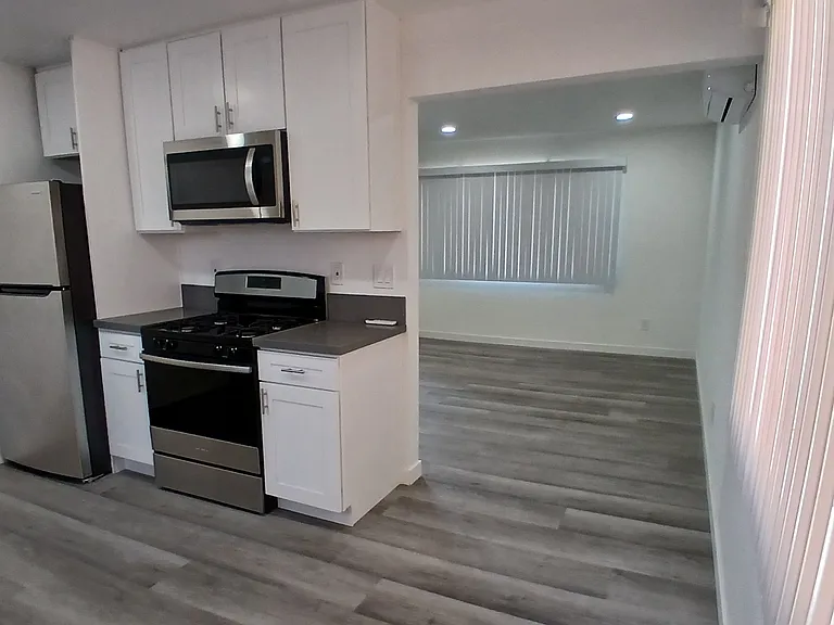 4319-21 Swift Ave #B — Photo 1