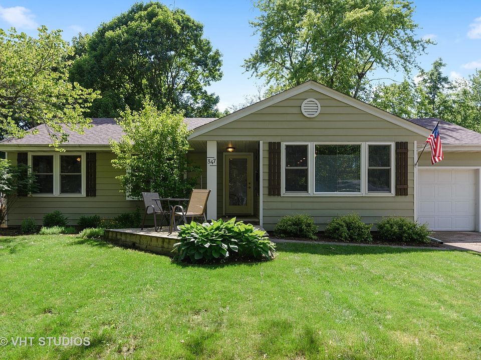 Lovely property ready for it's new owner! Located on a quiet street in Sycamore within walking dista