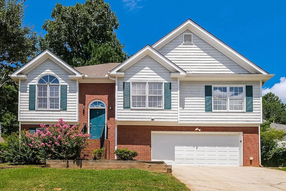 4 bed, 3.0 bath, 2362 sqft, $2,325 — Photo 1