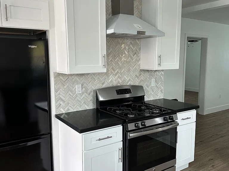 137 E D St — Photo 6