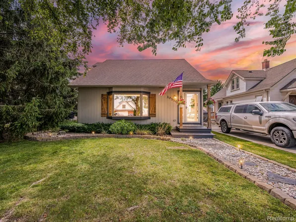 30550 Adams Dr, Gibraltar, MI 48173