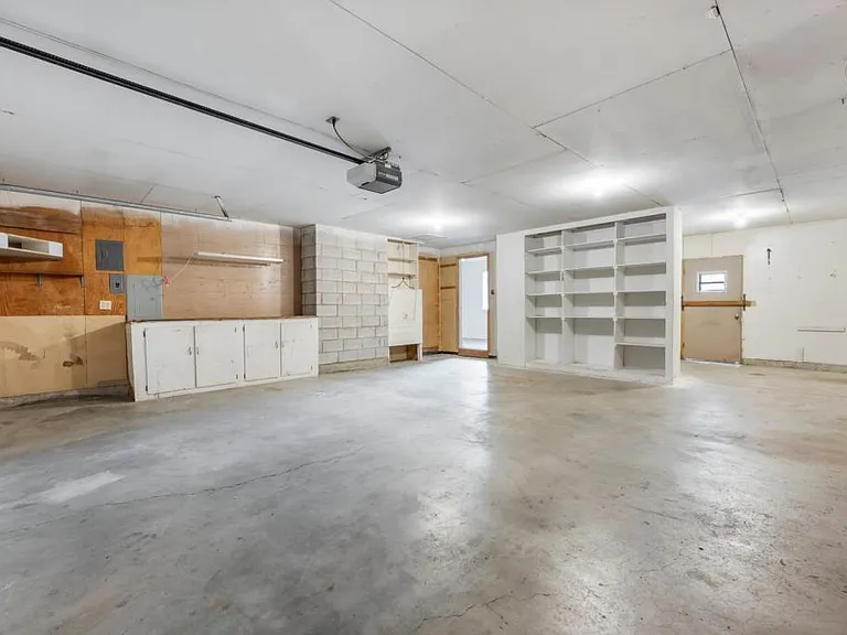 688 W State St — Photo 18