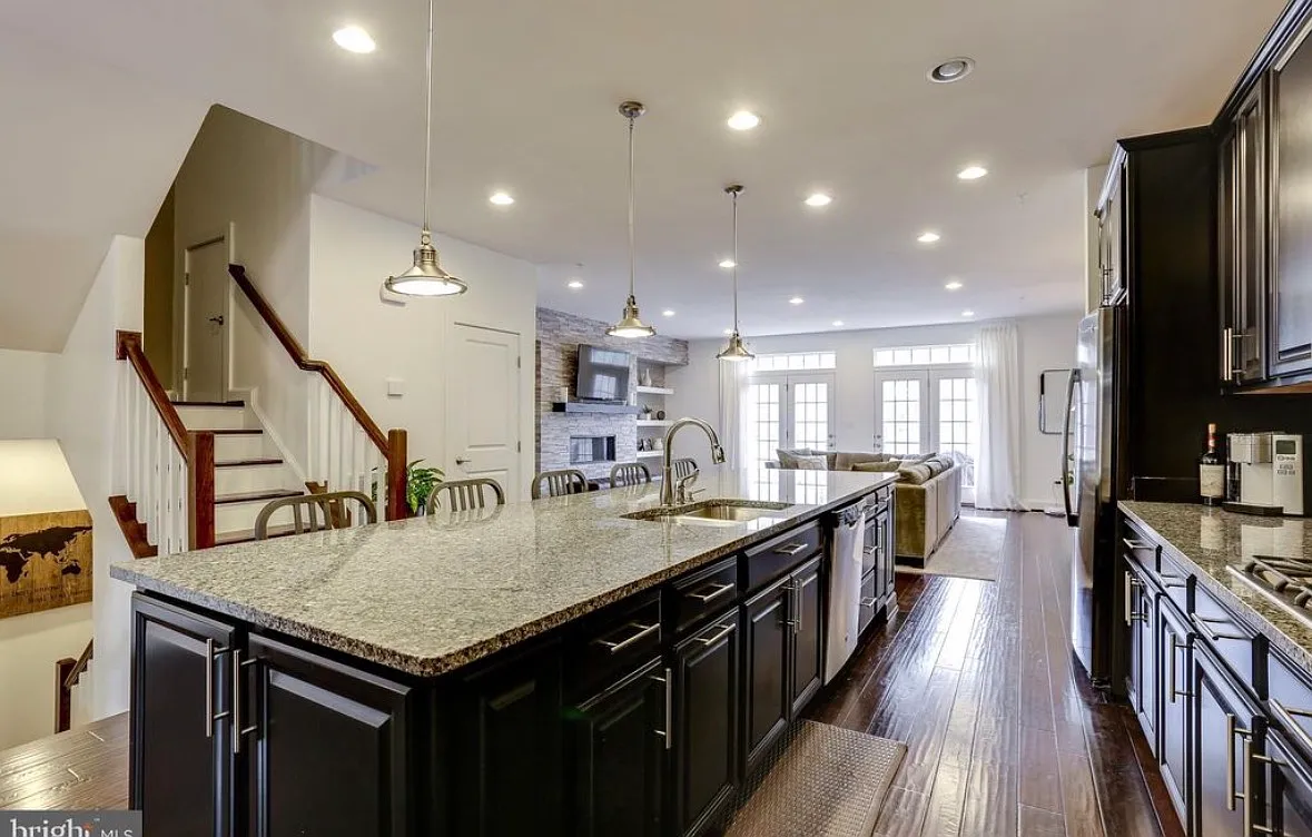 3 bed, 3384 sqft, $4,300 — Photo 3