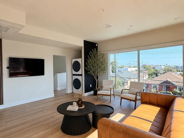 1575 W 35th Pl — Photo 2