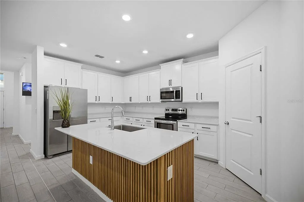 4 bed, 3.0 bath, 2039 sqft, $2,000 — Photo 4