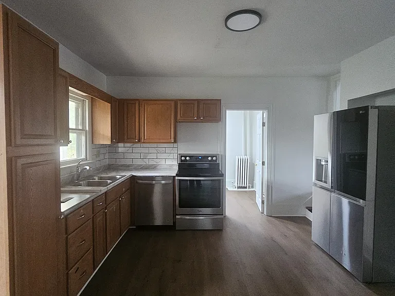 102 E York St — Photo 4
