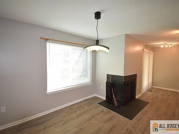 4th image of 49 Farnham Sq