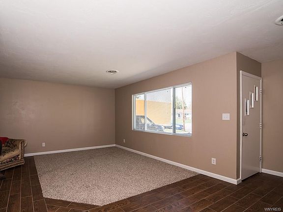 5th image of 33 Dartmouth Dr