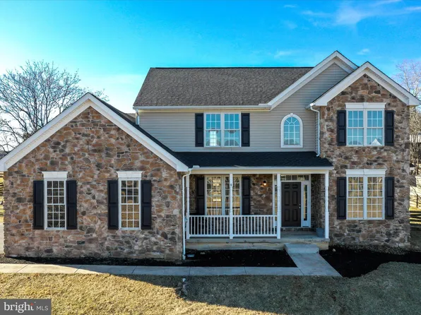 77 Berkshire Dr, Falling Waters, WV 25419