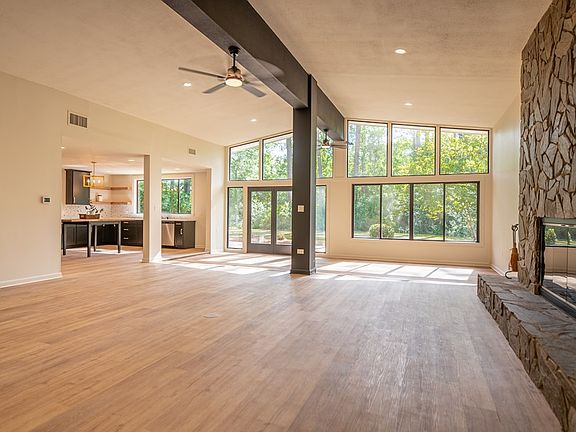 5th image of 2302 Twin Lakes Dr