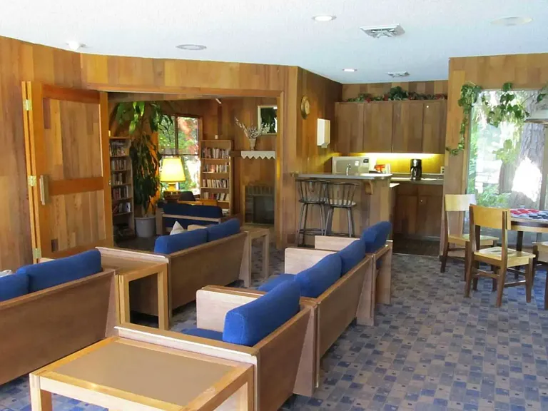 Lake Villa Apartments — Photo 17