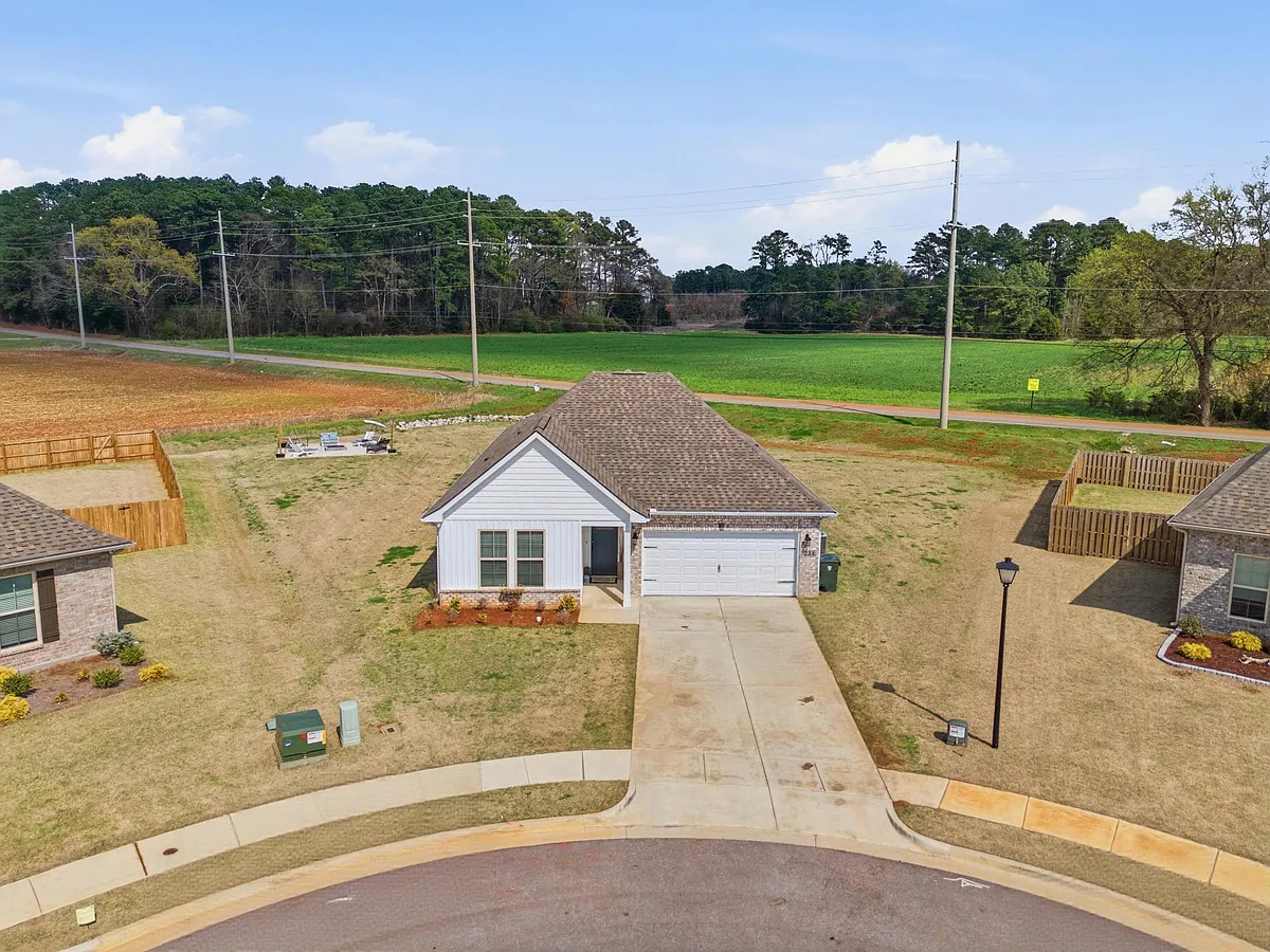 Building Photo - 221 Willie Sanders Dr