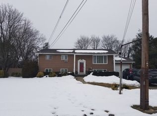 33 Clearview Dr, Wheatley Heights, NY 11798