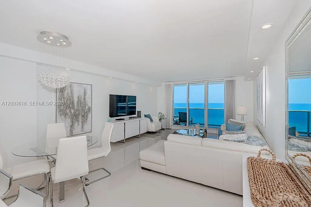 Roney Palace Condo — Photo 2
